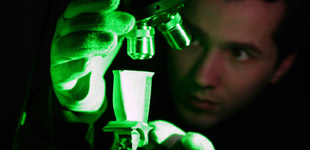 Bild: Ingenieur mit Turbinenschaufel