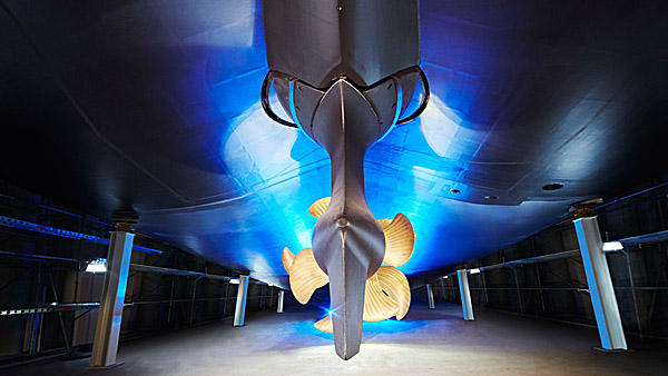 A large CP propeller, rotating in a counter clockwise direction, when viewed from aft, was installed in front of an Azipull unit with its propeller rotating in the opposite, clockwise direction to create a contra-rotating propulsion system located along the vessels centre line.  